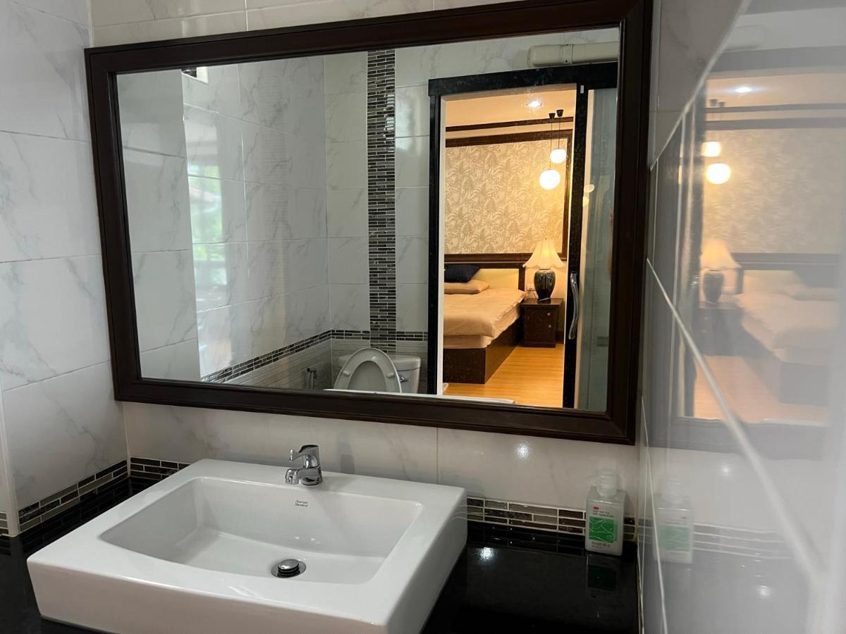 צ'יאנג מאי October Hostel Chiangmai מראה חיצוני תמונה