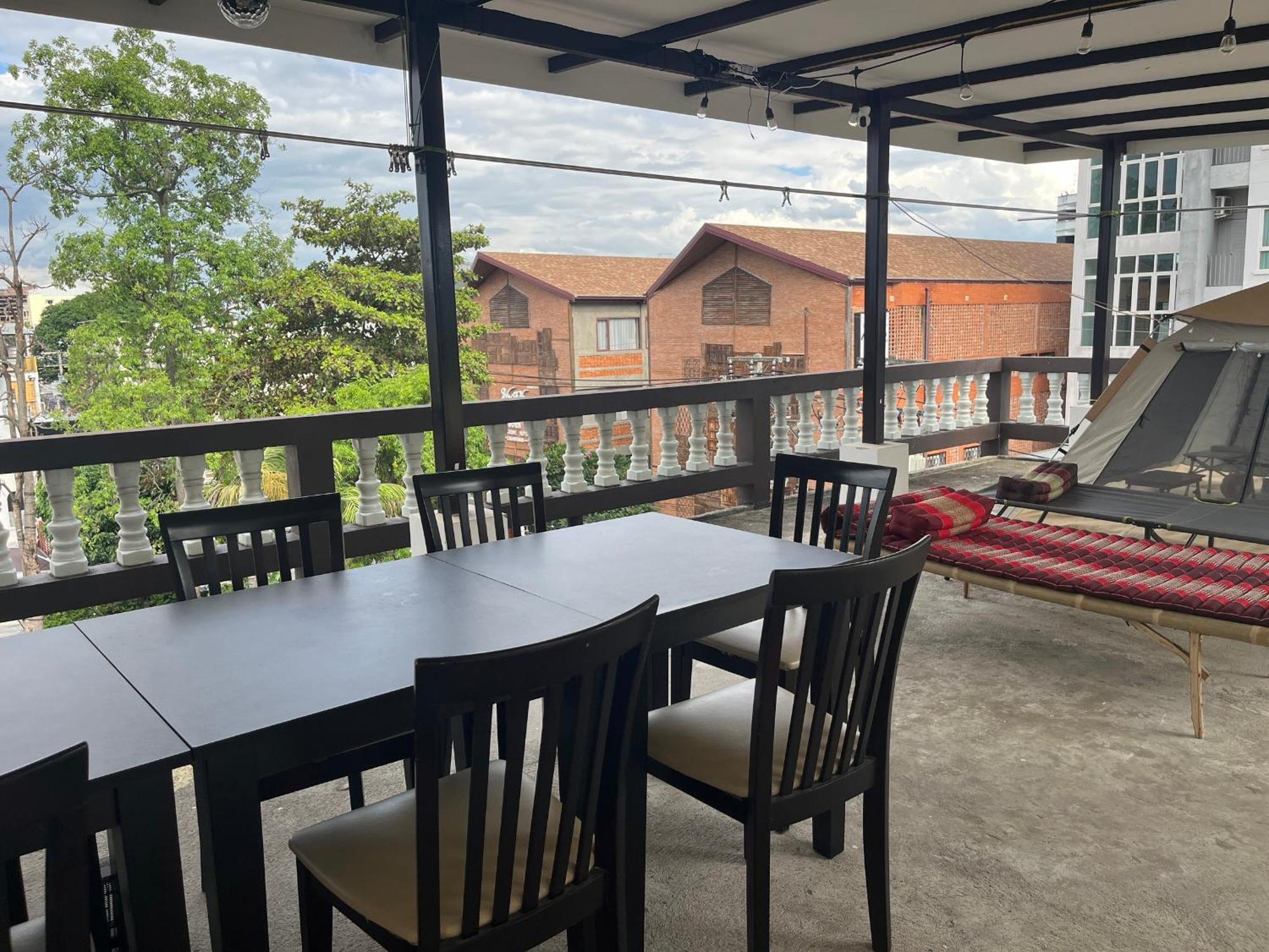 צ'יאנג מאי October Hostel Chiangmai מראה חיצוני תמונה